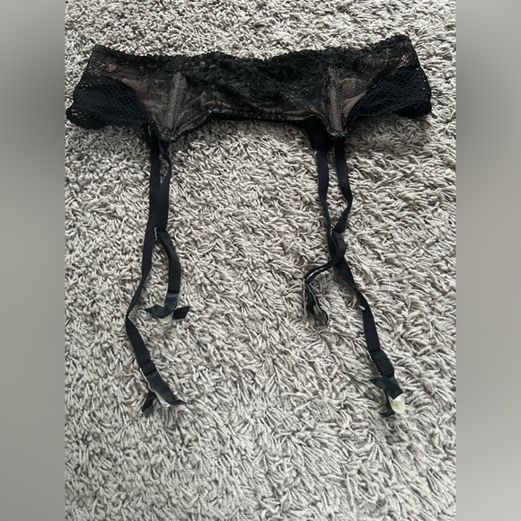 EUC Victoria’s Secret black lace garter belt. Size M/L. - Picture 4 of 10
